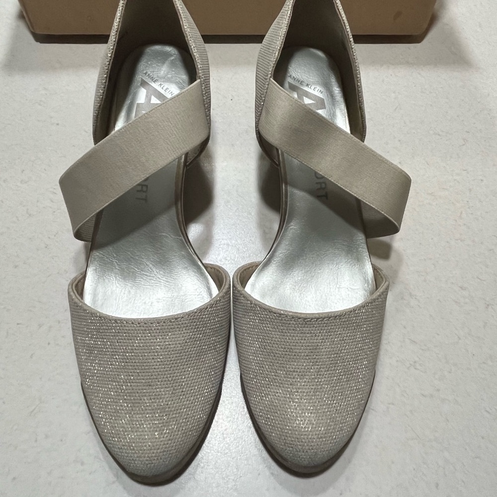 Anne Klein sport size 6.5, gold never worn, nwob